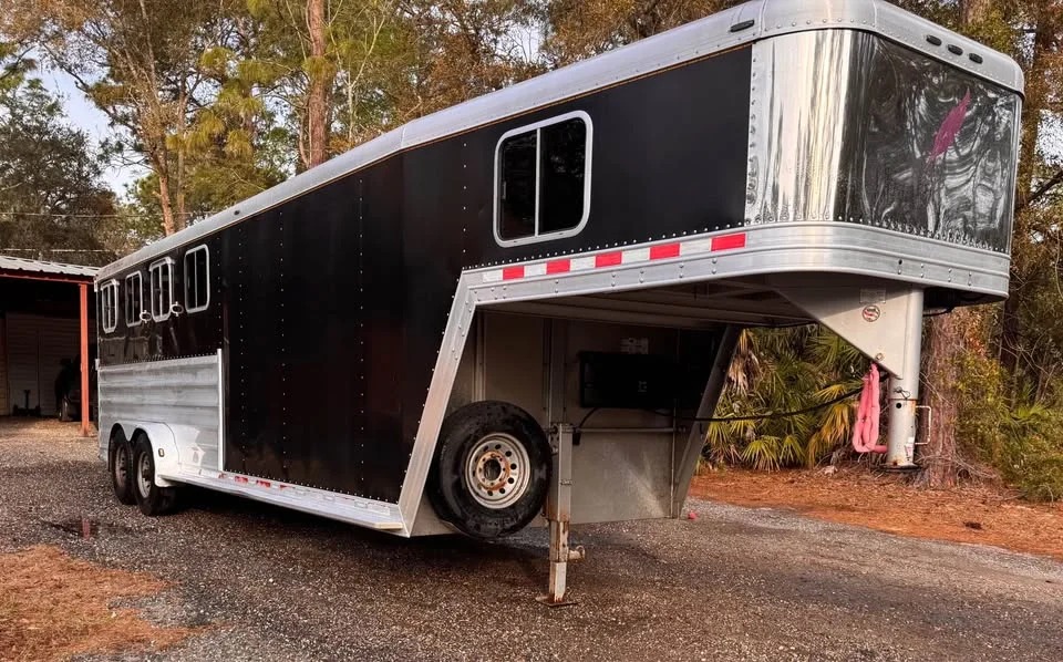 2008 Featherlite 4-Horse Slant Load Gooseneck with Weekender Living Package